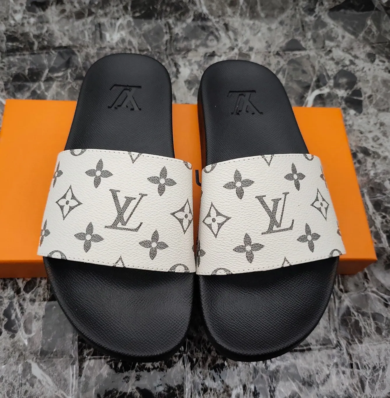 👟👟Ex-factory price 260👟👟 (available all year round), same style for men and women, size 35--48. Couple style🎗Louis Vuitton "LV" slippers, a much-anticipated one, so beautiful that it will melt your hearts❤! It is simply a masterpiece of extraordinary craftsmanship. It is a must-have for everyone. It is made by open mold. It feels Q-bounce and super soft on the feet. It is super delicate on the feet. It is an exclusive model. There are many layouts, so there is always one you like🎉🎉